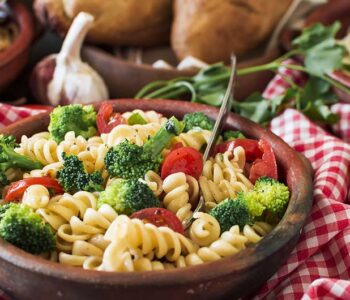 fusilli z brokułem i pomidorkami koktailowymi