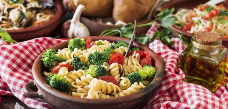fusilli z brokułem i pomidorkami koktailowymi