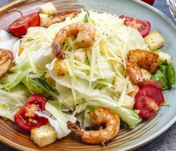 Sałatka Cesar z grillowanymi krewetkami