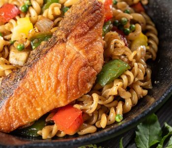 Brokulove_pl - Fusilli z grillowanym łososiem