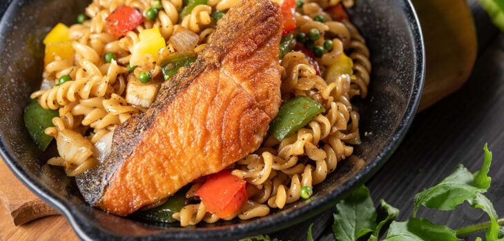 Brokulove_pl - Fusilli z grillowanym łososiem