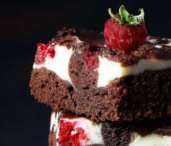 Brownies z bitą śmietaną i malinami
