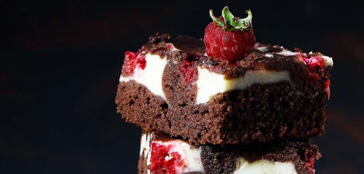 Brownies z bitą śmietaną i malinami